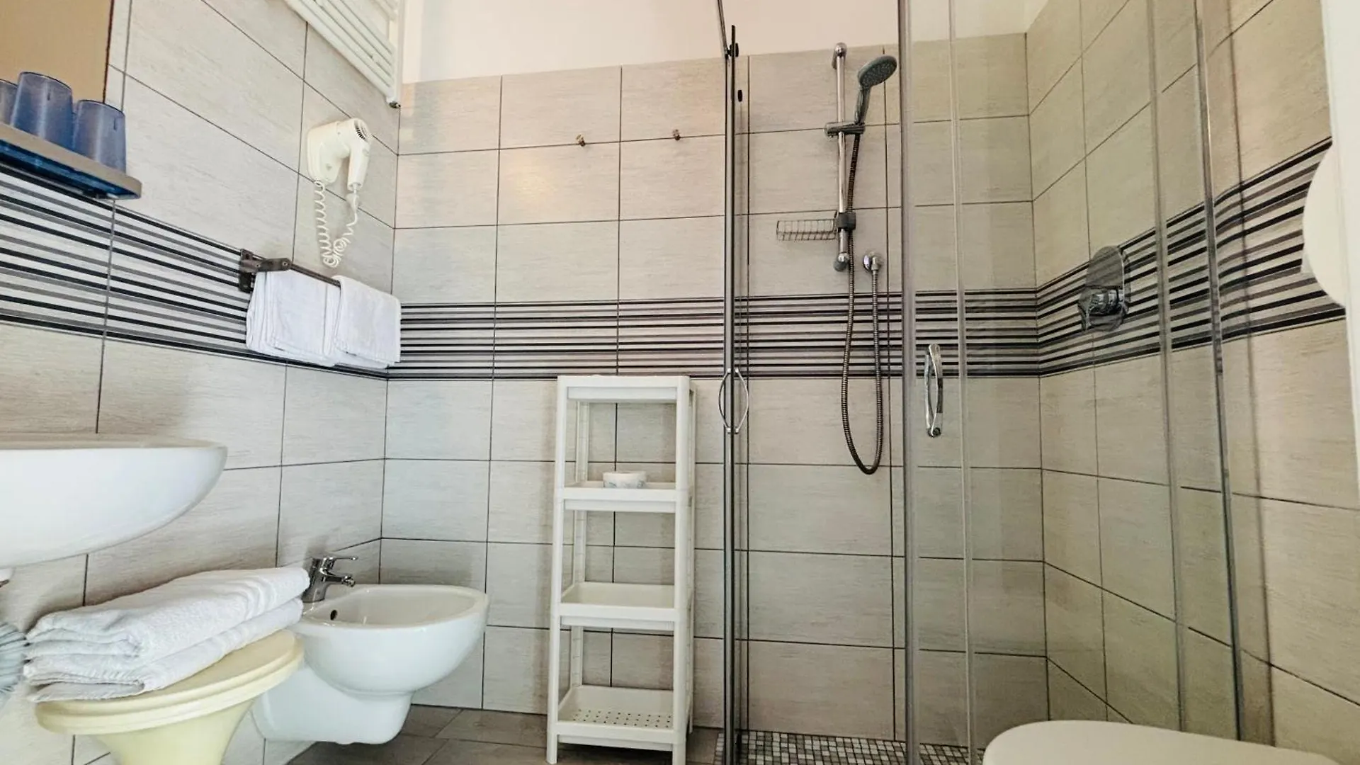 Hotel Iride Suite & Breakfast- Ideale Per Famiglie E Coppie 리치오네