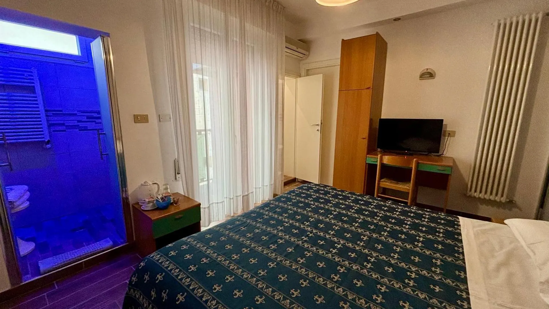 Hotel Iride Suite & Breakfast- Ideale Per Famiglie E Coppie Riccione 2*,  Italy