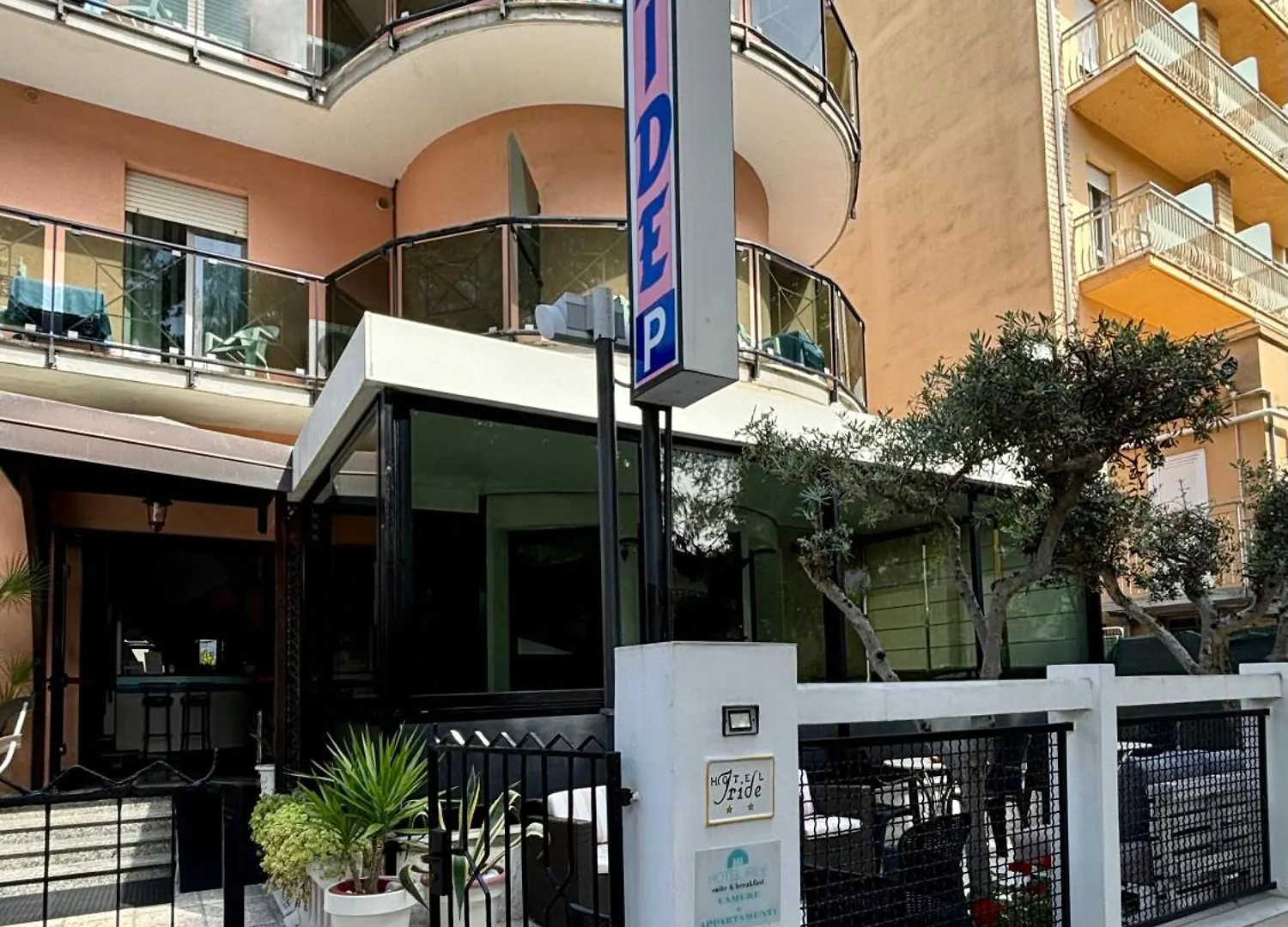 Hotel Iride Suite & Breakfast- Ideale Per Famiglie E Coppie Riccione 2*,