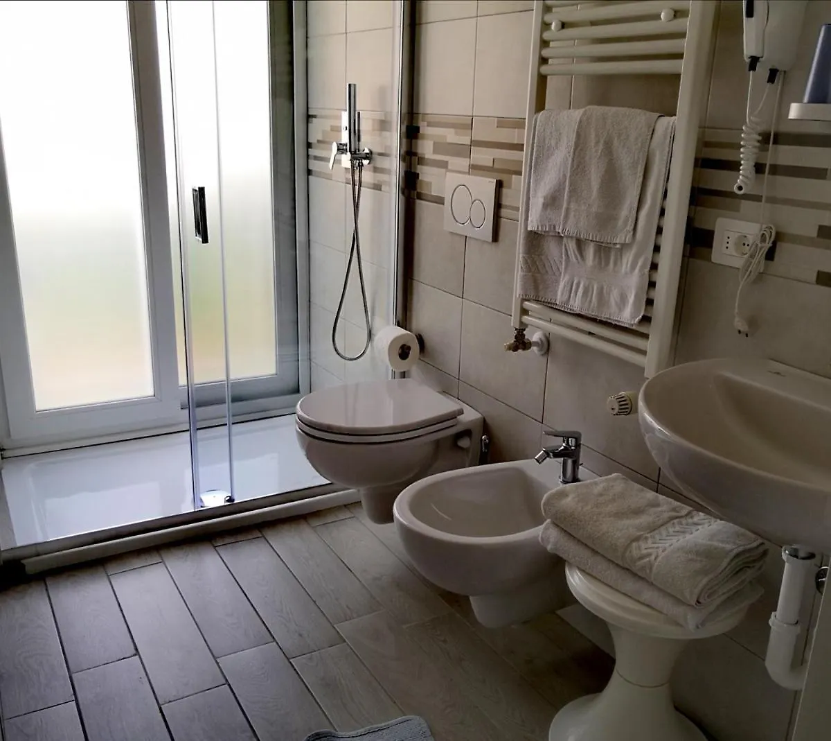 Hotel Iride Suite & Breakfast- Ideale Per Famiglie E Coppie Riccione 2*,